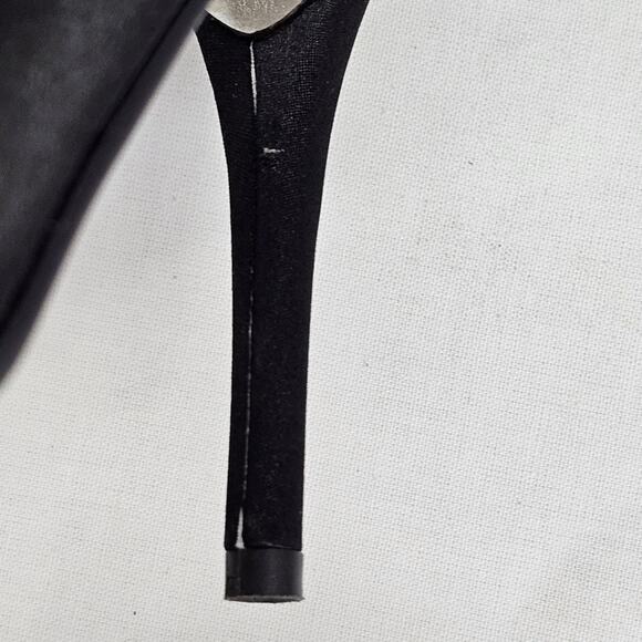 Chic Black Heels with Sleek Design - Picture 4 of 11